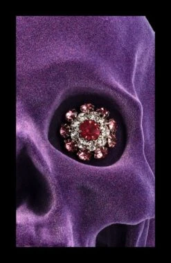 Totenkopf Lila Velours - Jewelled Gaze 16 Totenkopf Lila Velours - Jewelled Gaze -Figurenmodell Geschäft 2D FS25062 Totenkopf Lila Velours Jewelled Gaze 8 1280x1280