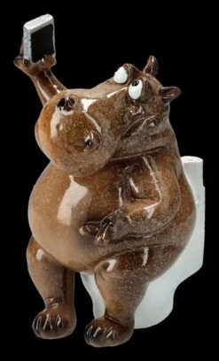Lustige Nilpferd Figur - Selfie Am Klo 12 Lustige Nilpferd Figur - Selfie Am Klo -Figurenmodell Geschäft 2D FS25930 Lustige Nilpferd Figur Selfie am Klo 6 1280x1280