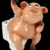 Lustige Schweine Figur - Selfie Am Klo -Figurenmodell Geschäft 2D FS25945 Lustige Schweine Figur Selfie am Klo 1 1280x1280