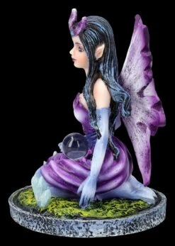 Elfen Figur Klein Lila - Kristana Mit Kristallen -Figurenmodell Geschäft 2D FS26952 Elfen Figur klein lila Kristana mit Kristallen 2 1280x1280