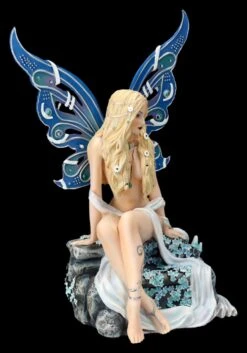 NEMESIS NOW Elfen Figur - Jewelled Sapphire Groß -Figurenmodell Geschäft 2D FS26973 Elfen Figur Jewelled Sapphire gross 5 1280x1280