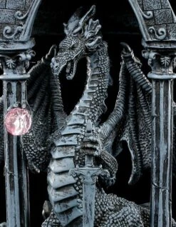 Drachen Figur - Drache Mit Schwert Und Kristall -Figurenmodell Geschäft 8751 4 dragon figurine 4 1280x1280