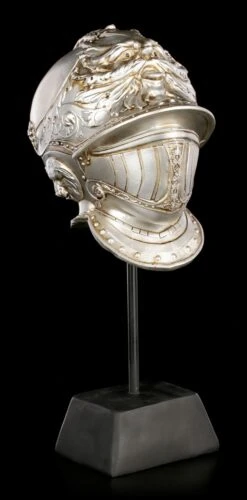 Löwen Ritterhelm Auf Schwarzem Sockel